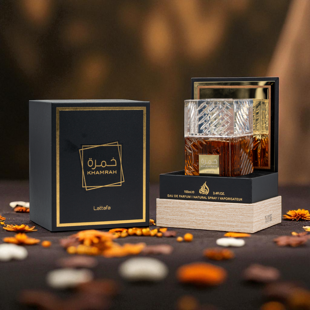 Perfume Arabe Luxury Essence con sus siguientes ingredientes y notas: FAMILIA OLFATIVA: Amaderada y Especiada

NOTAS DE SALIDA: Bergamota, Canela, Nuez moscada

NOTAS DE CORAZÓN : Acorde de dátiles, Lirio de los valles, Praliné, Nardo

NOTAS DE FONDO: Tonka tostada, Benjuí de Laos, Mirra, Madera de Akigala, Vainilla, Madera de ámbar